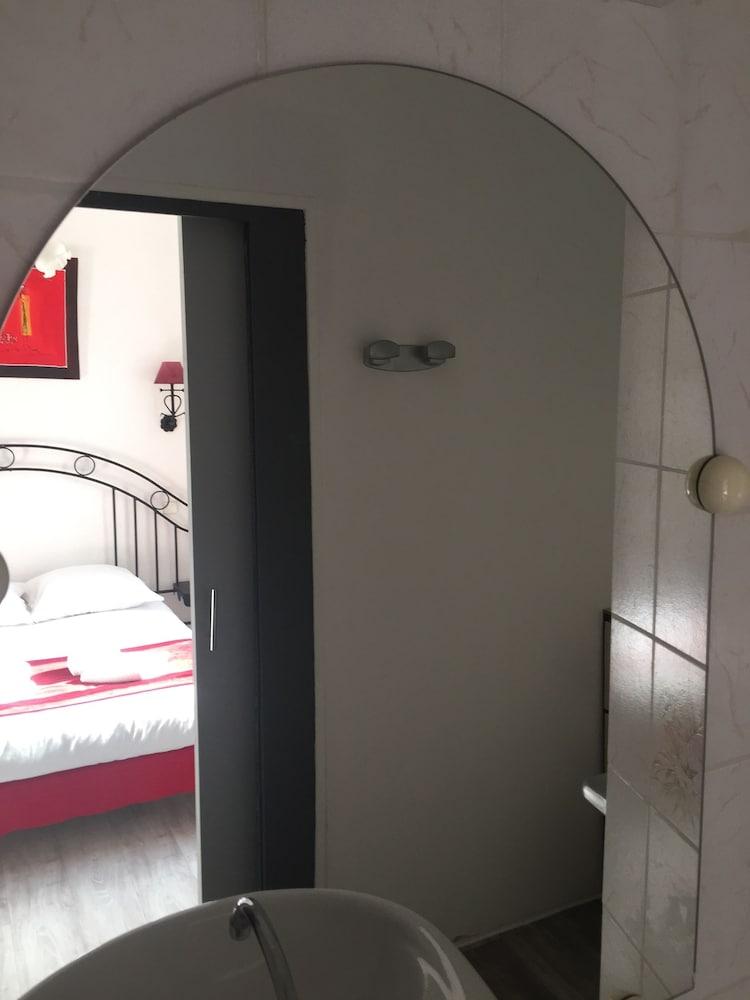 Hostellerie De La Source Арл Екстериор снимка