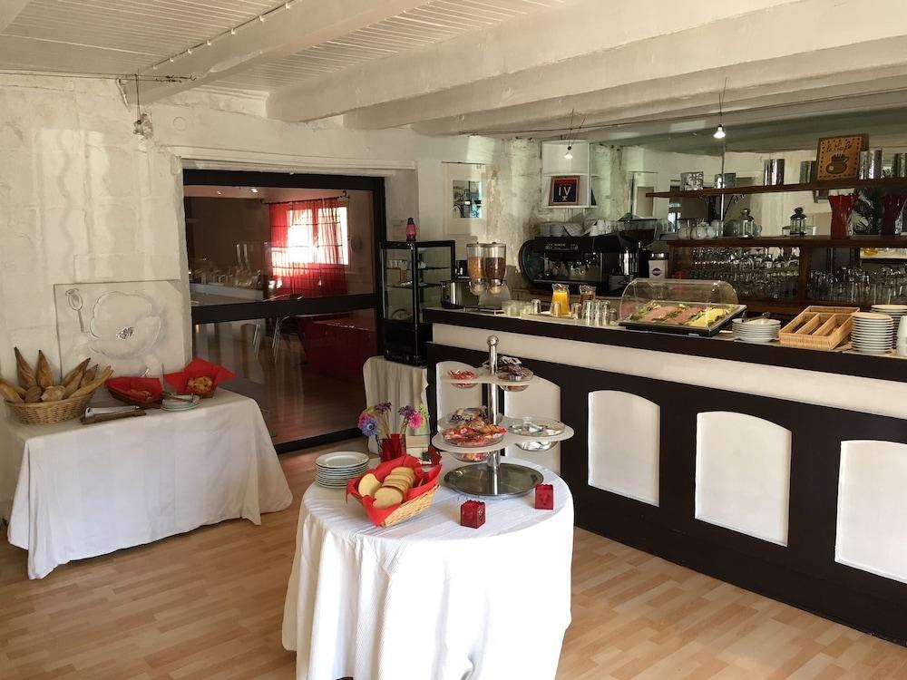 Hostellerie De La Source Арл Екстериор снимка