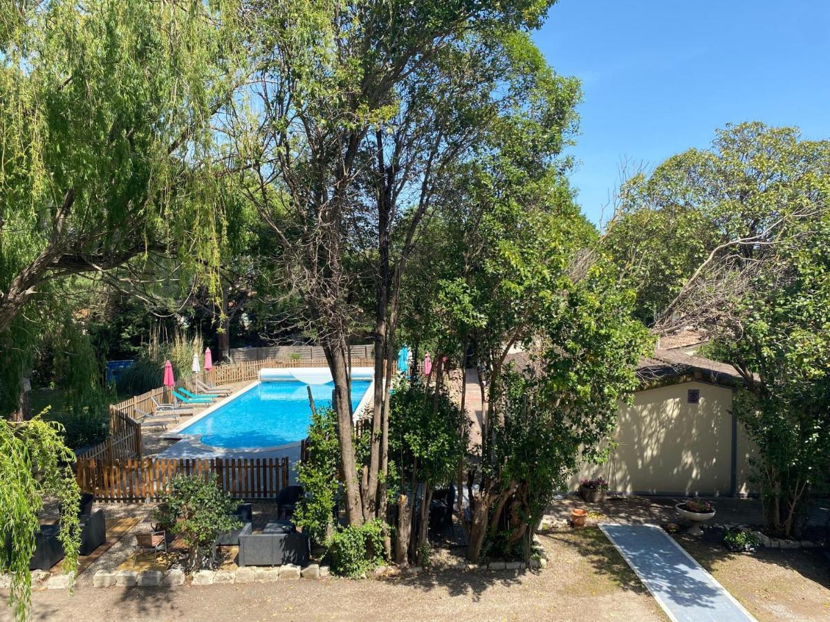 Hostellerie De La Source Арл Екстериор снимка