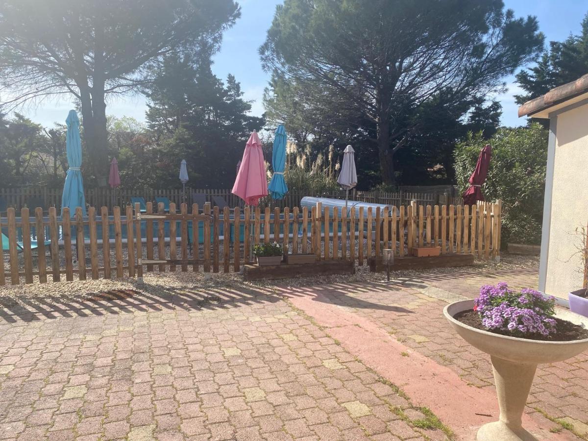 Hostellerie De La Source Арл Екстериор снимка