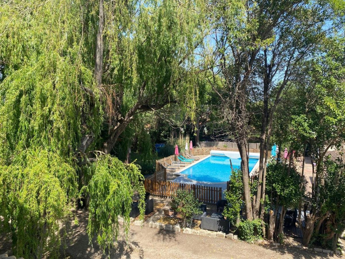 Hostellerie De La Source Арл Екстериор снимка