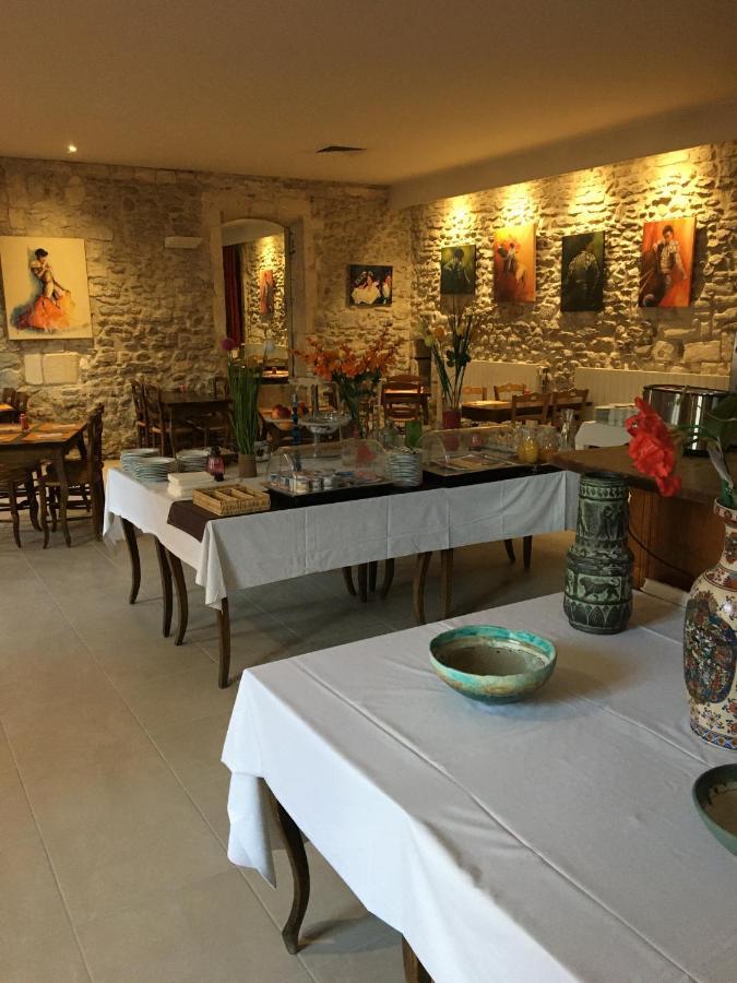 Hostellerie De La Source Арл Екстериор снимка