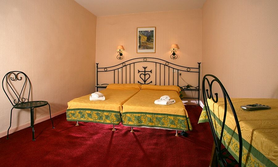 Hostellerie De La Source Арл Екстериор снимка