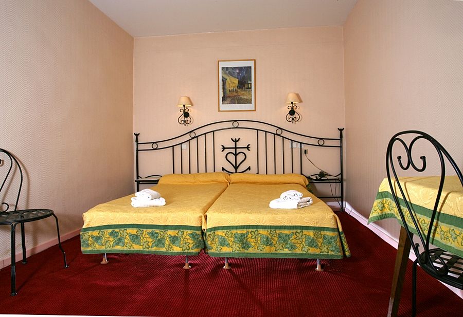 Hostellerie De La Source Арл Екстериор снимка