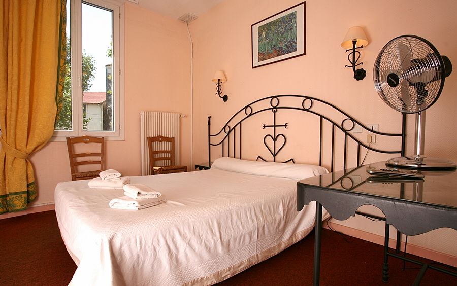 Hostellerie De La Source Арл Екстериор снимка